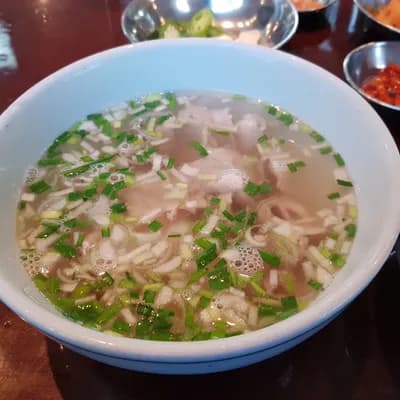 야 뜨끈한 국밥이나 무라