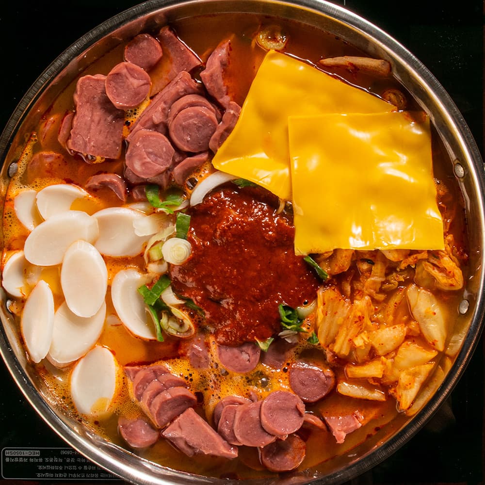 [의정부 부대찌개] 얼큰한 스팸 부대찌개 / 채소, 콩, 라면사리포함 냉장밀키트