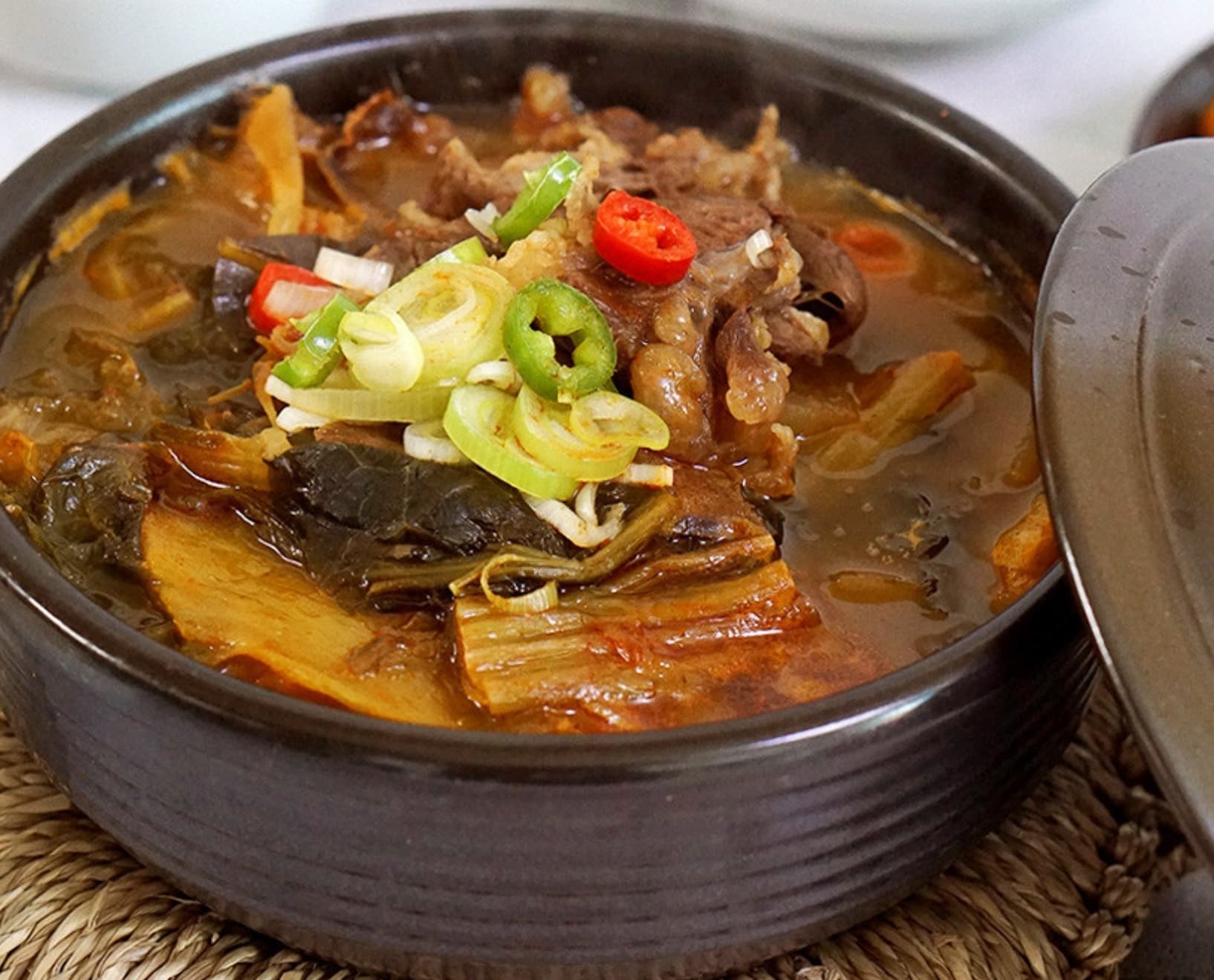 2+1 프리미엄 전통 수제 가마솥 얼큰 소고기 국밥 간편식 즉석탕 즉석국 단체 캠핑음식 (1팩당 630g )