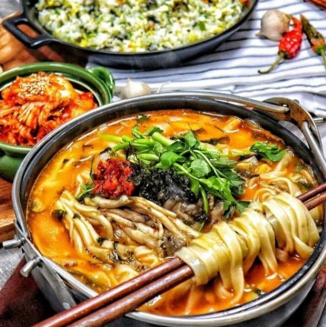 공항칼국수 46년전통 원조버섯칼국수 김치 볶음밥 재료 포함 2~3인분 밀키트&캠핑요리