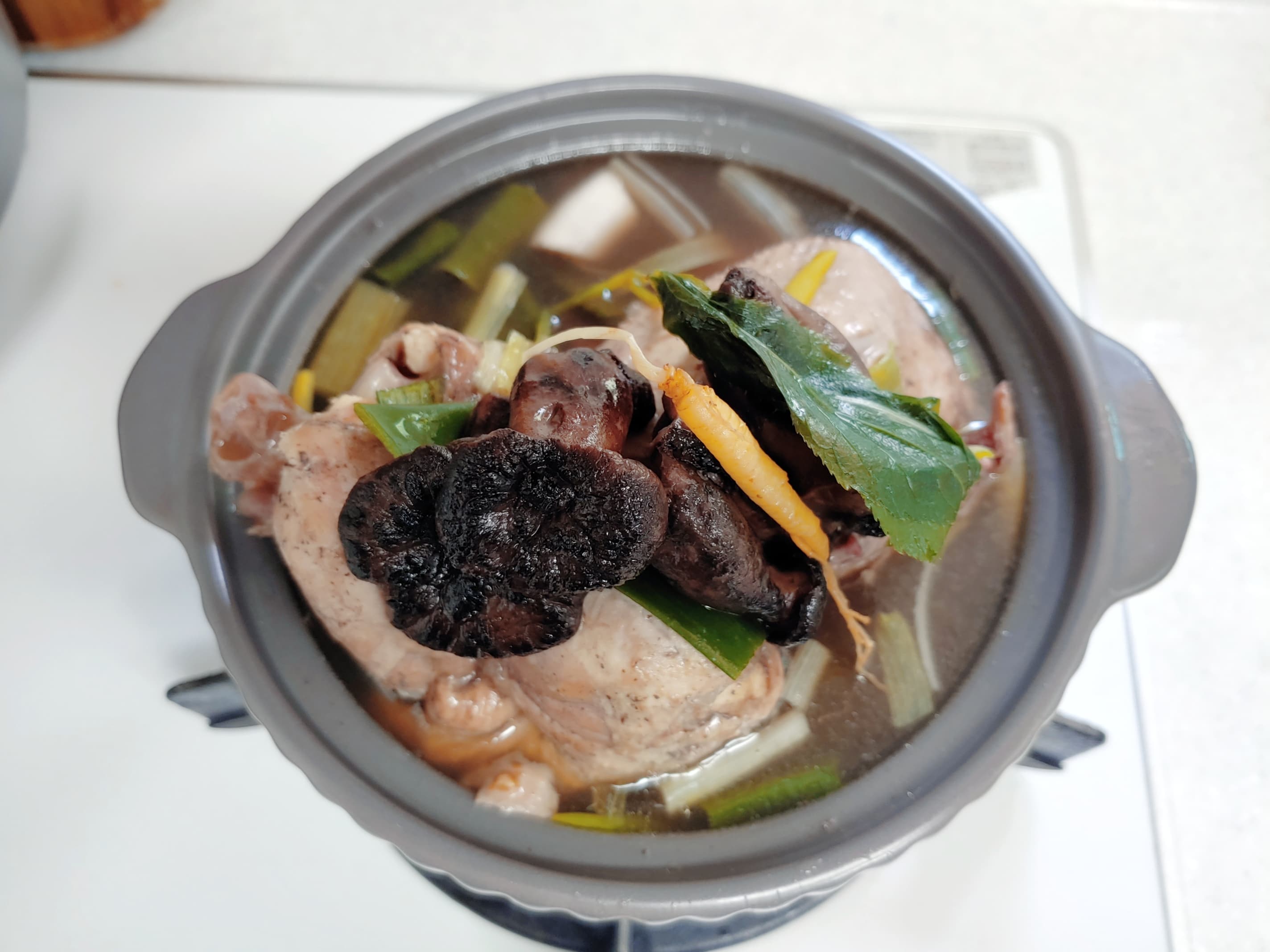 맛있는 캠핑 보양식 산삼 산양삼 진한 능이버섯 닭한마리 복날 삼계탕 밀키트 택배 1인분